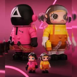 MEGA SPACE MOLLY 400%+100% Squid Game -Pop Mart 20241211 112836 899905 scene 3 mega space molly 400 100 squid game mega details popmart us 1200x1200