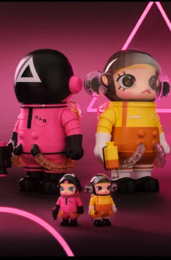 MEGA SPACE MOLLY 400%+100% Squid Game -Pop Mart 20241211 112857 452391 7 mega space molly 400 100 squid game mega details popmart us 1200x1816