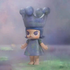 MEGA ROYAL MOLLY 1000% Monet-Les Nymphéas -Pop Mart 20250213 180907 941520 scene 2 mega royal molly 1000 monet les nymph as mega details popmart us 1200x1200