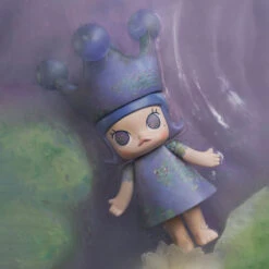 MEGA ROYAL MOLLY 400% Monet-Les Nymphéas -Pop Mart 20250214 141416 117360 scene 3 mega royal molly 400 monet les nymph as mega details popmart us 1200x1200