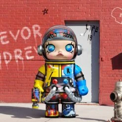 MEGA SPACE MOLLY 1000% Trevor Andrew 17 MEGA SPACE MOLLY 1000% Trevor Andrew -Pop Mart scene 01 4G73pOH50H 1200x1200